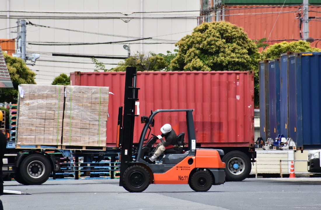 フォークリフトの重量を徹底解説!種類や荷重との関係まで丸わかり