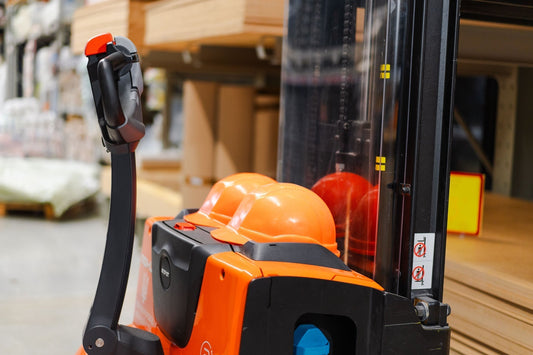 電動ハンドリフトに免許・資格は必要？知っておきたい基礎知識と安全管理